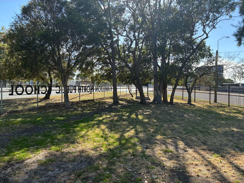 Hamilton North Public School boundary fence and signage before construction began